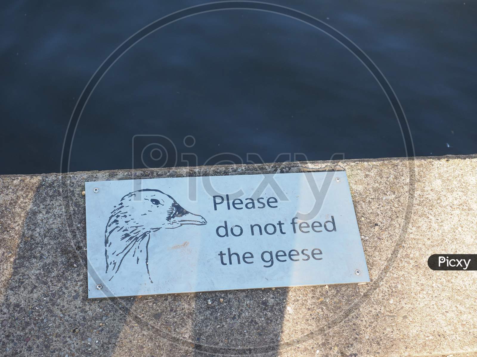Stratford Upon Avon, Uk - September 26, 2015: Please Do Not Feed The Geese Sign On A River Bank