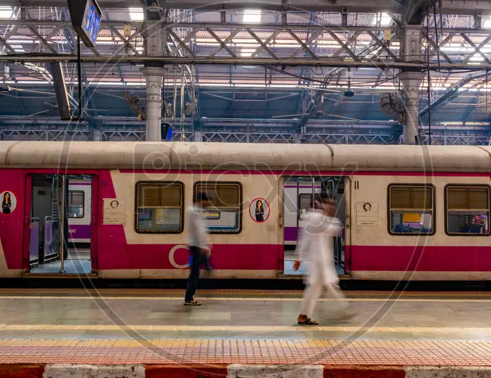 Unidentified Passengers Standing on the Doors of Running Local Train during  Rush Hours Editorial Stock Image - Image of speed, platform: 168031114