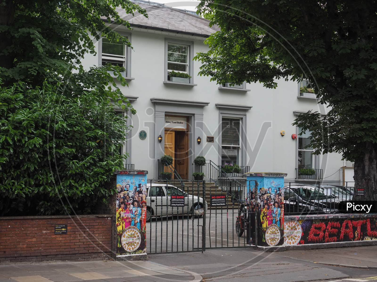 Image of London, Uk - Circa June 2017: Abbey Road Recording Studios Made  Famous By The 1969 Beatles Album Cover-NA672698-Picxy