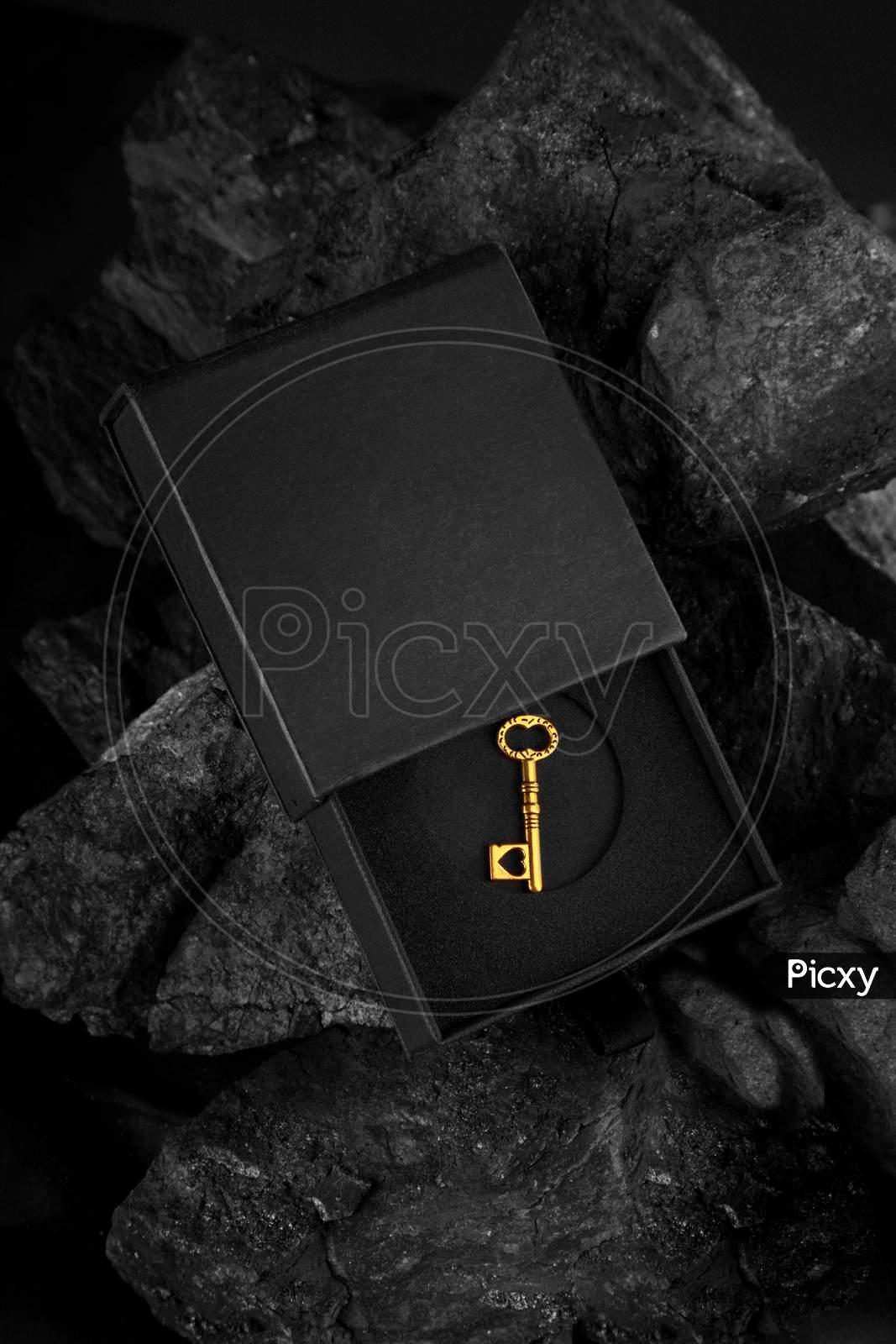 image-of-golden-antique-key-in-a-black-box-success-concept-dw068051-picxy