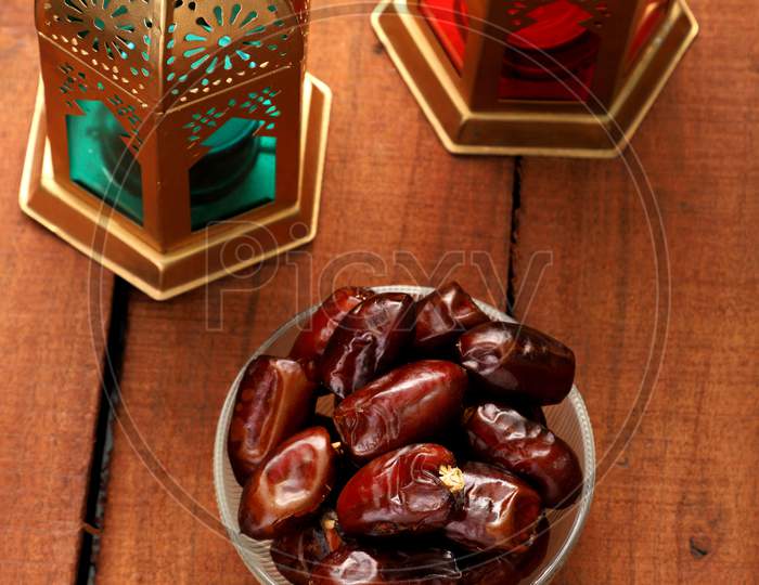 Ramadan / Eid Celebrations Date Fruit With Islamic Lantern
