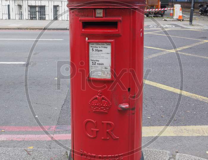 London, Uk - September 27, 2015: Royal Mail Mailbox For Mail Collection