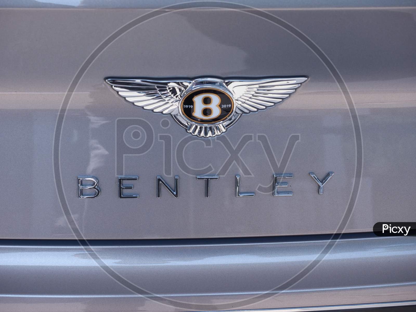 London, Uk - Circa June 2019: Bentley Logo On Car Hood