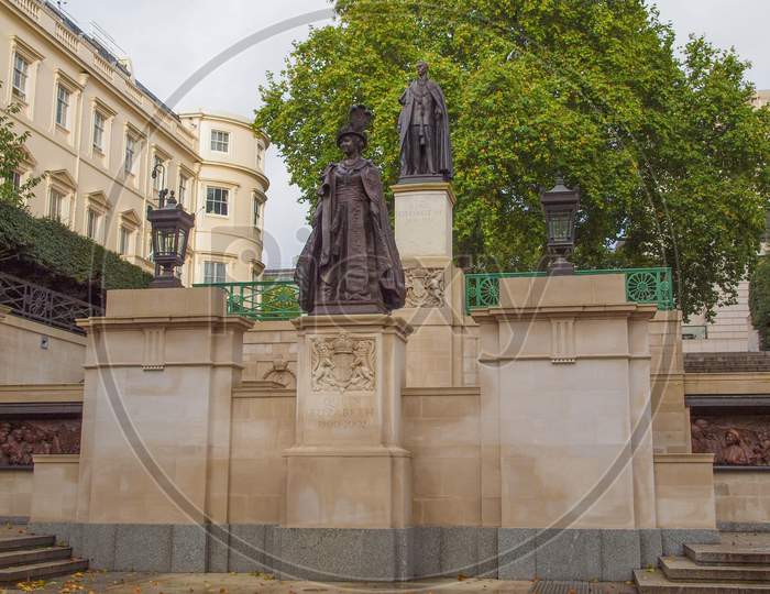 George And Elizabeth Monument London