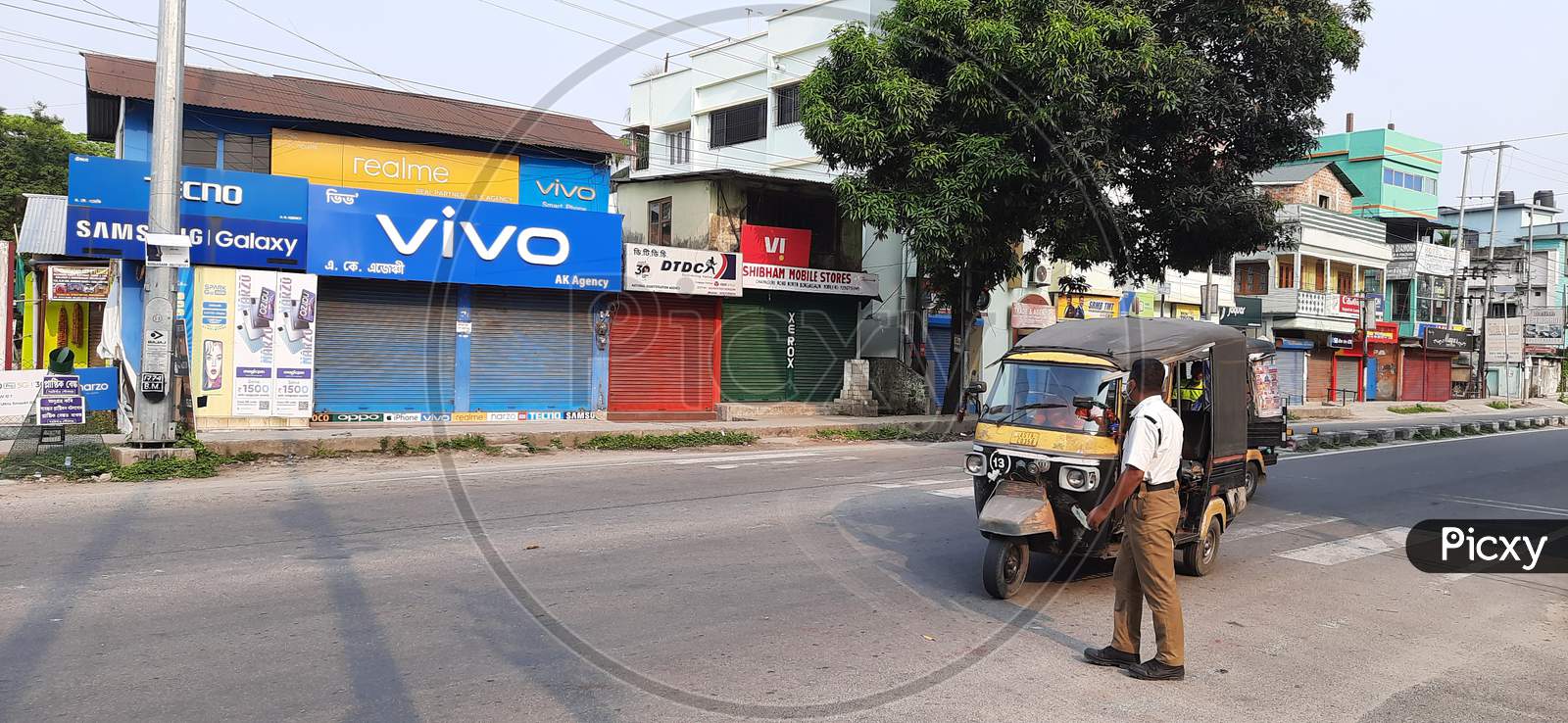 A traffic Police stopping a Autorickshaw