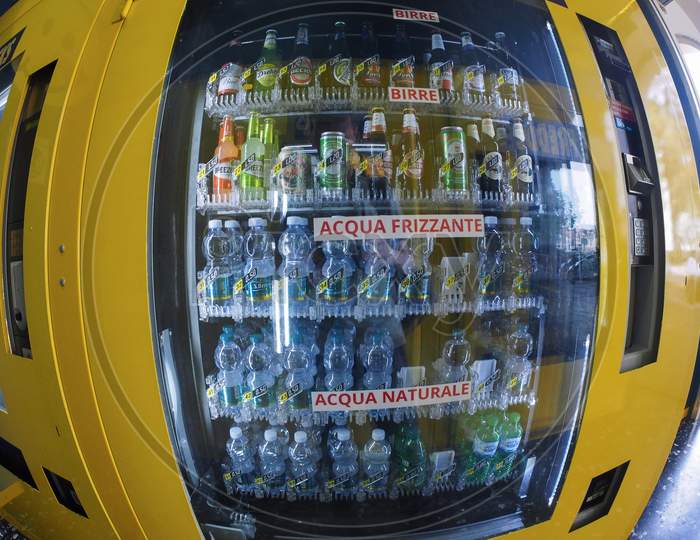 Turin, Italy - Circa September 2018: Italian Vending Machine Selling Beverages Including Beers (Birre), Sparkling Water (Acqua Frizzante) And Still Water (Acqua Naturale)