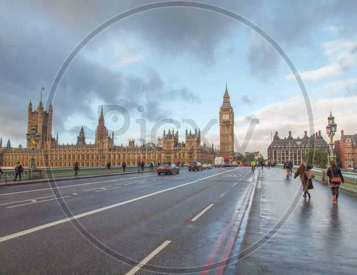 London, England, Uk - October 23: People Crossing The World Famous Westminster Bridge In Front Of The Houses Of Parliament On October 23, 2013 In London, England, Uk