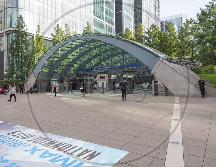 London, Uk - September 29, 2015: The Canary Wharf Tube Station Serves The Largest Business District In The United Kingdom