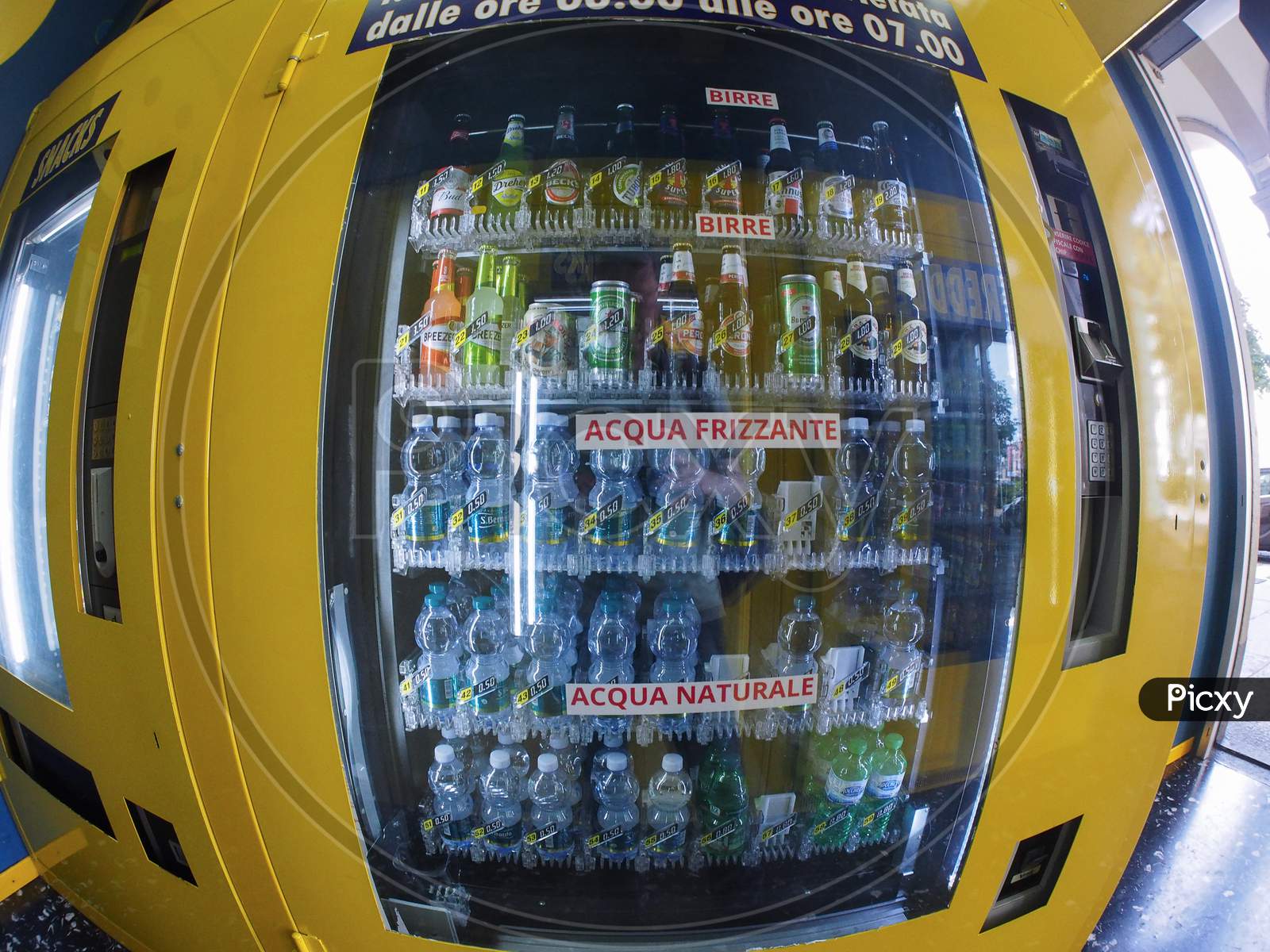 Turin, Italy - Circa September 2018: Italian Vending Machine Selling Beverages Including Beers (Birre), Sparkling Water (Acqua Frizzante) And Still Water (Acqua Naturale)