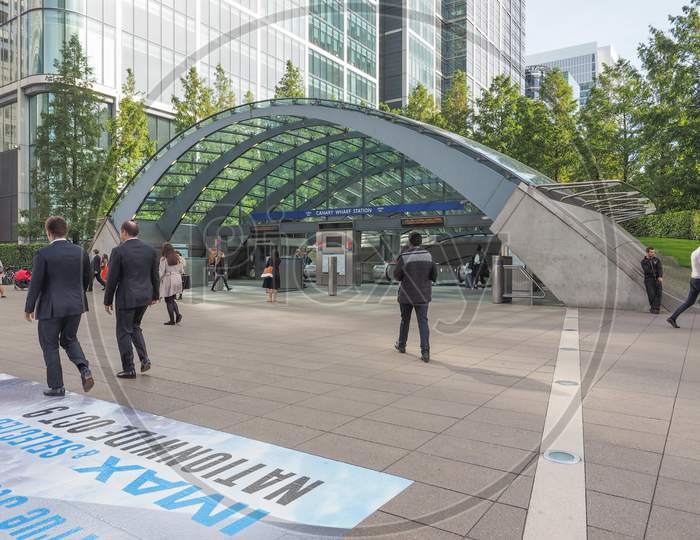 London, Uk - September 29, 2015: The Canary Wharf Tube Station Serves The Largest Business District In The United Kingdom