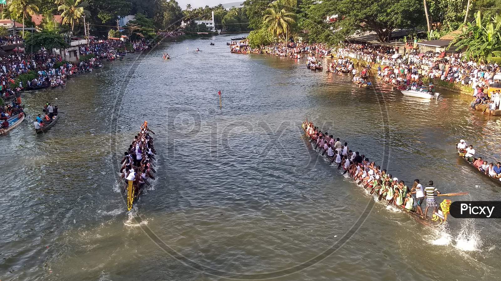 Vepu boats vepu vallom)  heading towards finishing point in the Kottayam boat race, India