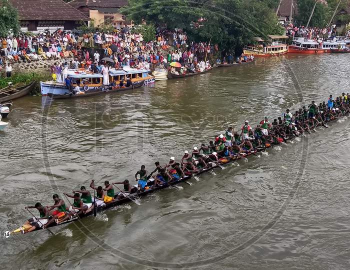 Snake boat (chundan vallom) in action in the Kottayam Boat Race, Kerala state, India