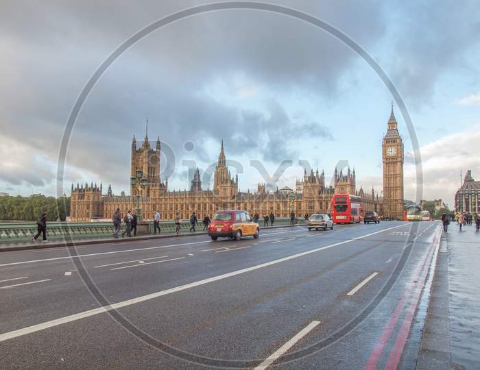 London, England, Uk - October 23: People Crossing The World Famous Westminster Bridge In Front Of The Houses Of Parliament On October 23, 2013 In London, England, Uk