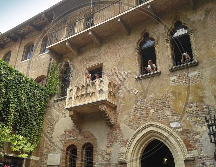 romeo and juliet balcony background