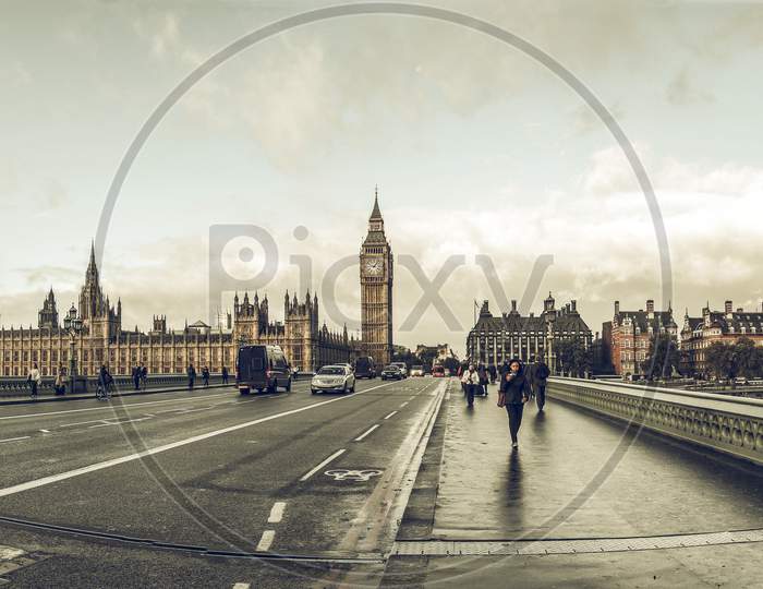 London, England, Uk - Circa October 2013: Tourists Crossing Westminster Bridge In Front Of The Houses Of Parliament And The Big Ben