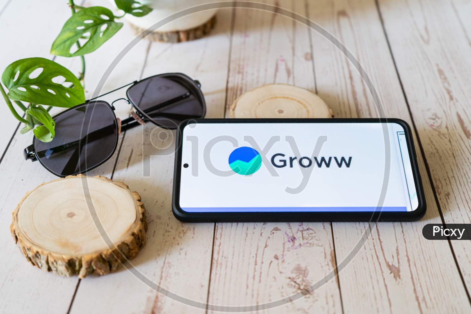 Indian Startup Unicorn App Groww Funded Recenlty On A Phone Placed On A Wooden Table With Sunglasses Nearby Provides An Easy Way To Buy Mutual Funds Easily And Directly For Investment And Investing