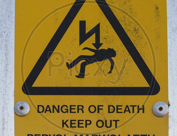Danger Of Death Keep Out (Perygl Marwolaeth Cadwch Allan In Welsh) Sign