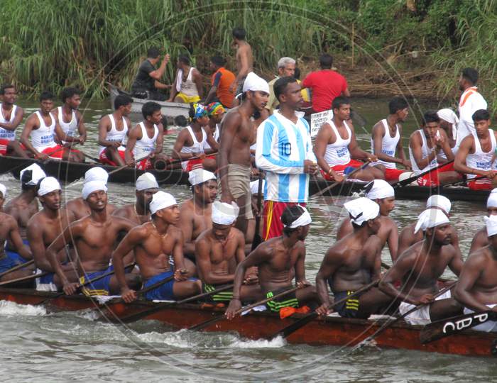 Snake boat (chundan vallom) teams waiting for next match in the Kottayam boat race, India