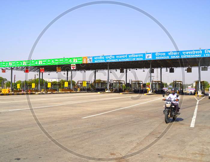 Jaipur Sikar Expressway Toll Plaza, Checkpoint On The Expressway And Rush Hour.