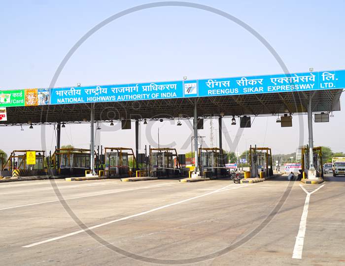 Jaipur Sikar Expressway Toll Plaza, Checkpoint On The Expressway And Rush Hour.