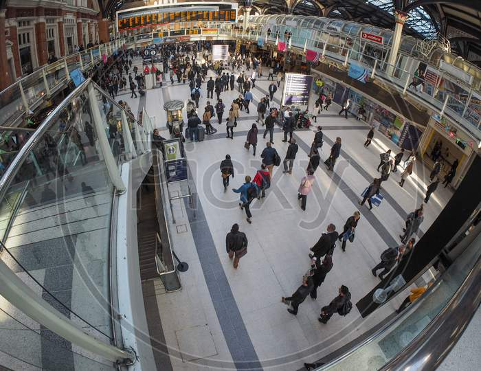 London, Uk - September 28, 2015: Travellers At Liverpool Street Station Seen With Fisheye Lens
