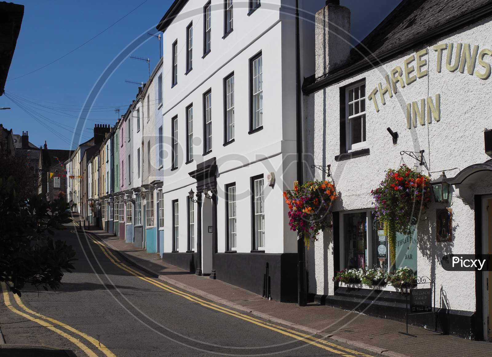 Chepstow, Uk - Circa September 2019: Bridge Street Colourful Houses And Three Tuns Inn Pub