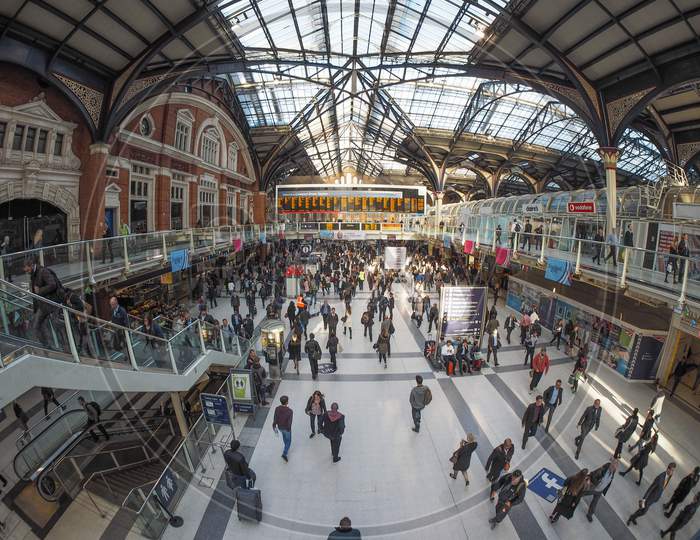 London, Uk - September 28, 2015: Travellers At Liverpool Street Station Seen With Fisheye Lens