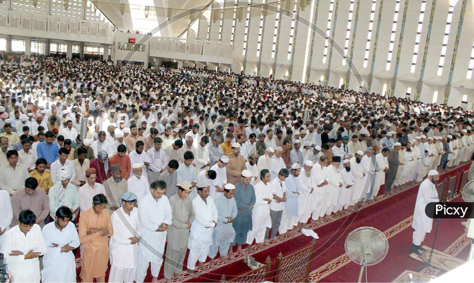 people offering prayers in Fasil mosque on Eid Day