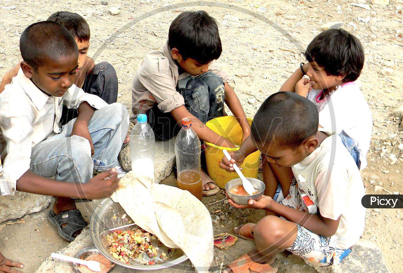 Children selling food for make pocket money