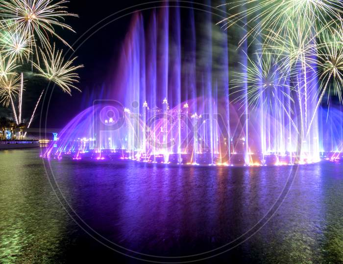 13Th November 2020 ,The Pointe ,Dubai. View Of The Spectacular Fireworks And The Colorful Dancing Fountains During The Diwali Celebration At The Pointe Palm Jumeirah, Dubai , Uae.