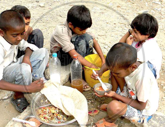 Children selling food for make pocket money