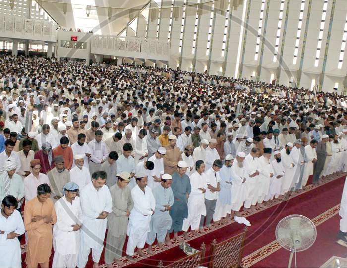 people offering prayers in Fasil mosque on Eid Day