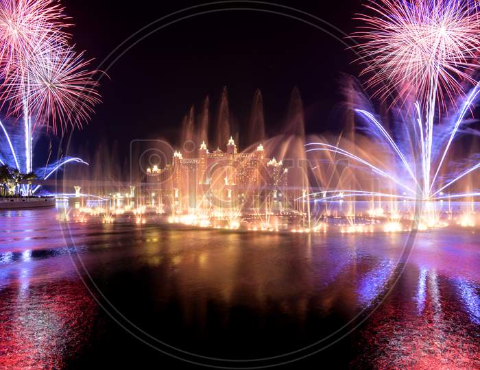 13-11-2020, The Pointe, Dubai. View Of The Spectacular Fireworks And The Colorful Dancing Fountains During The Diwali Celebration At The Pointe Palm Jumeirah, Dubai