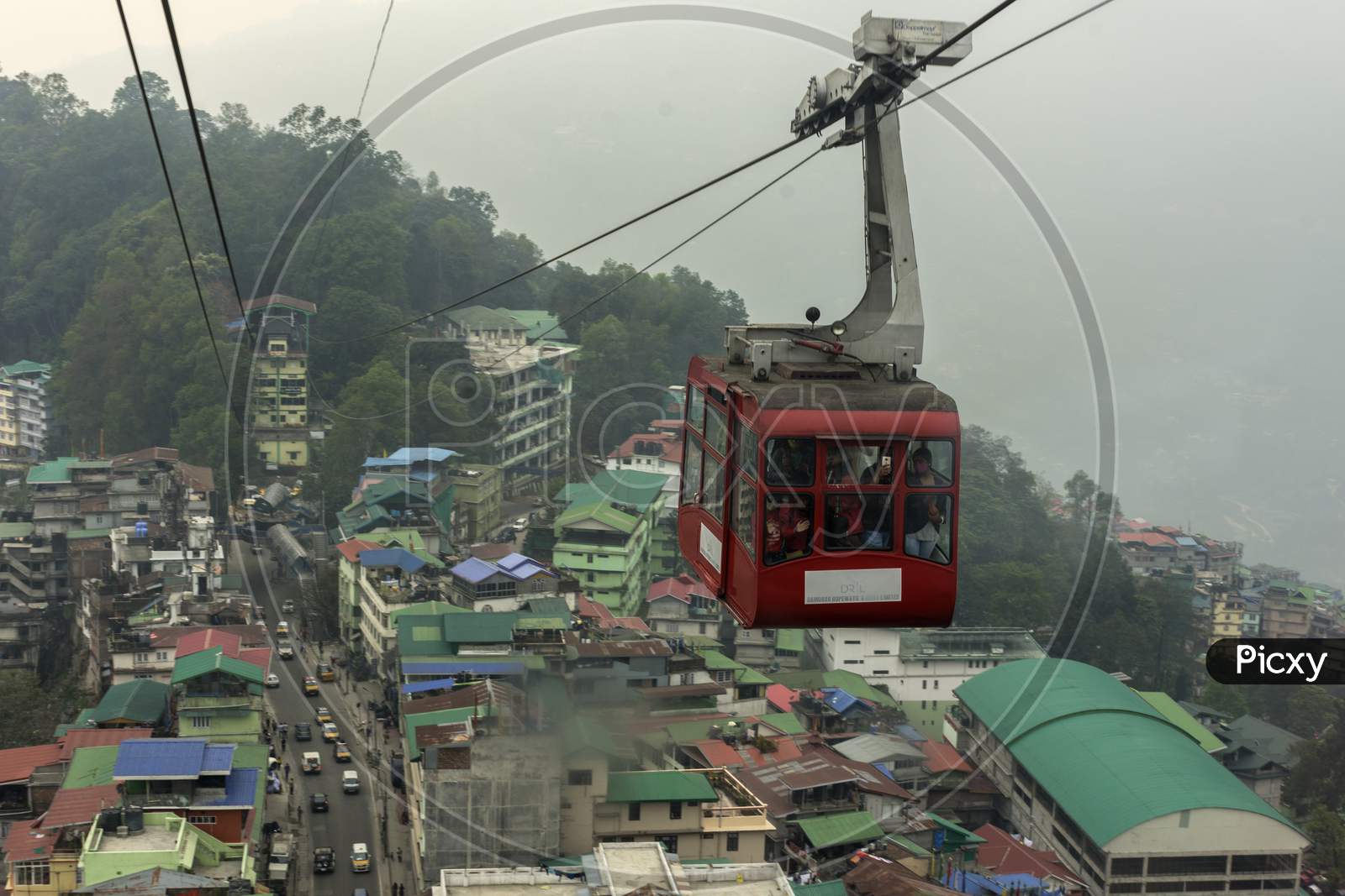 28Th March, 2021, Gangtok, Sikkim, India: Tourists Enjoying A Rope Way Cable Car Or Gondola Ride Over Gangtok City During Sunset. Amazing Aerial View Of Sikkim