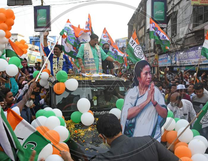 Trinamool Congress leader Anubrata Mondal marched in Burdwan Town in support of AITC candidate from Bardhaman Dakshin Assembly constituency.