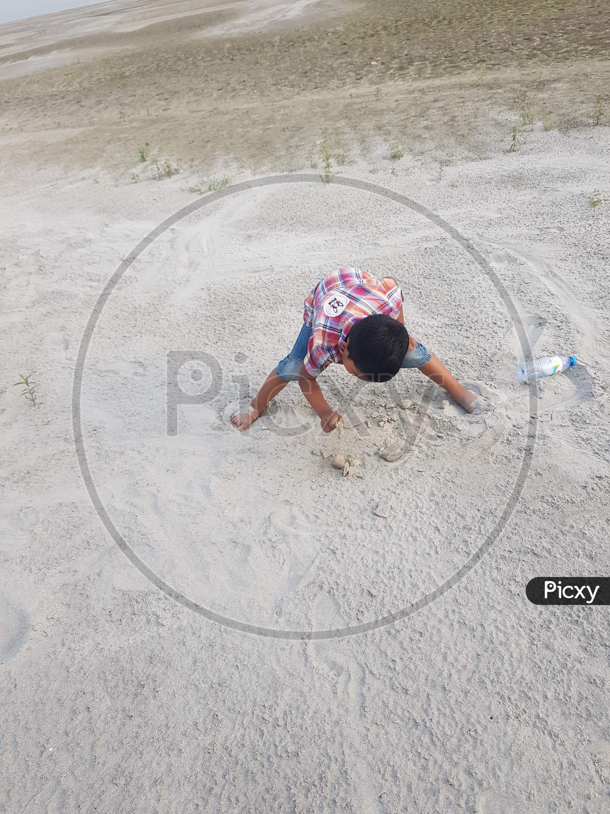 Child paly with sand