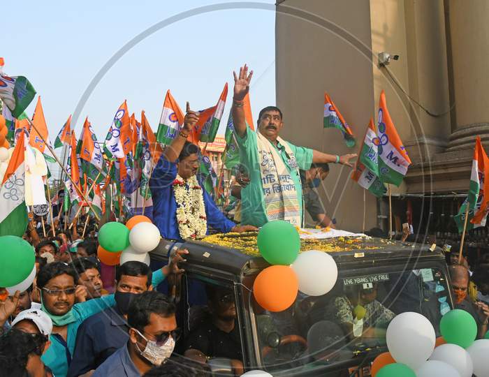 Trinamool Congress leader Anubrata Mondal marched in Burdwan Town in support of AITC candidate from Bardhaman Dakshin Assembly constituency.