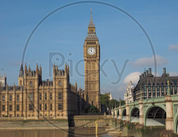 London, Uk - September 28, 2015: Tourists On Westminster Bridge At The Houses Of Parliament Aka Westminster Palace