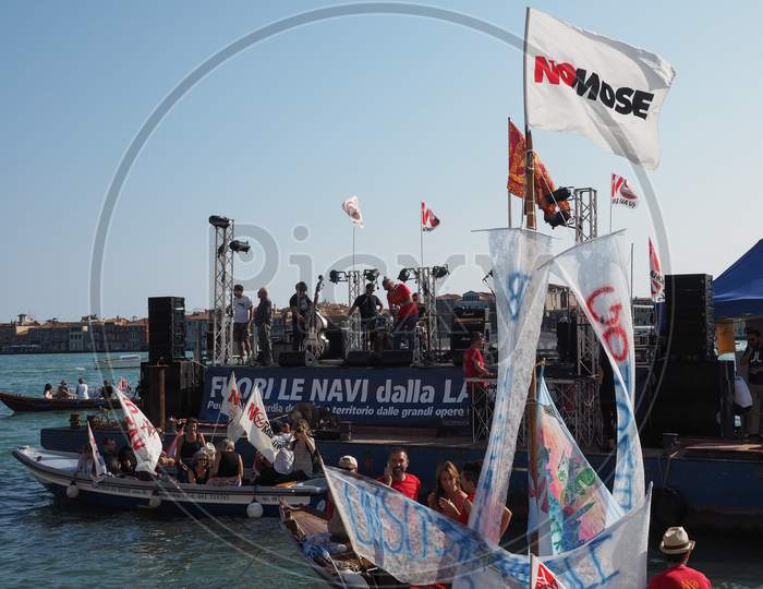 Image Of Venice Italy Circa September 2016 Fuori Le Navi Dalla image-of-venice-italy-circa-september-2016-fuori-le-navi-dalla