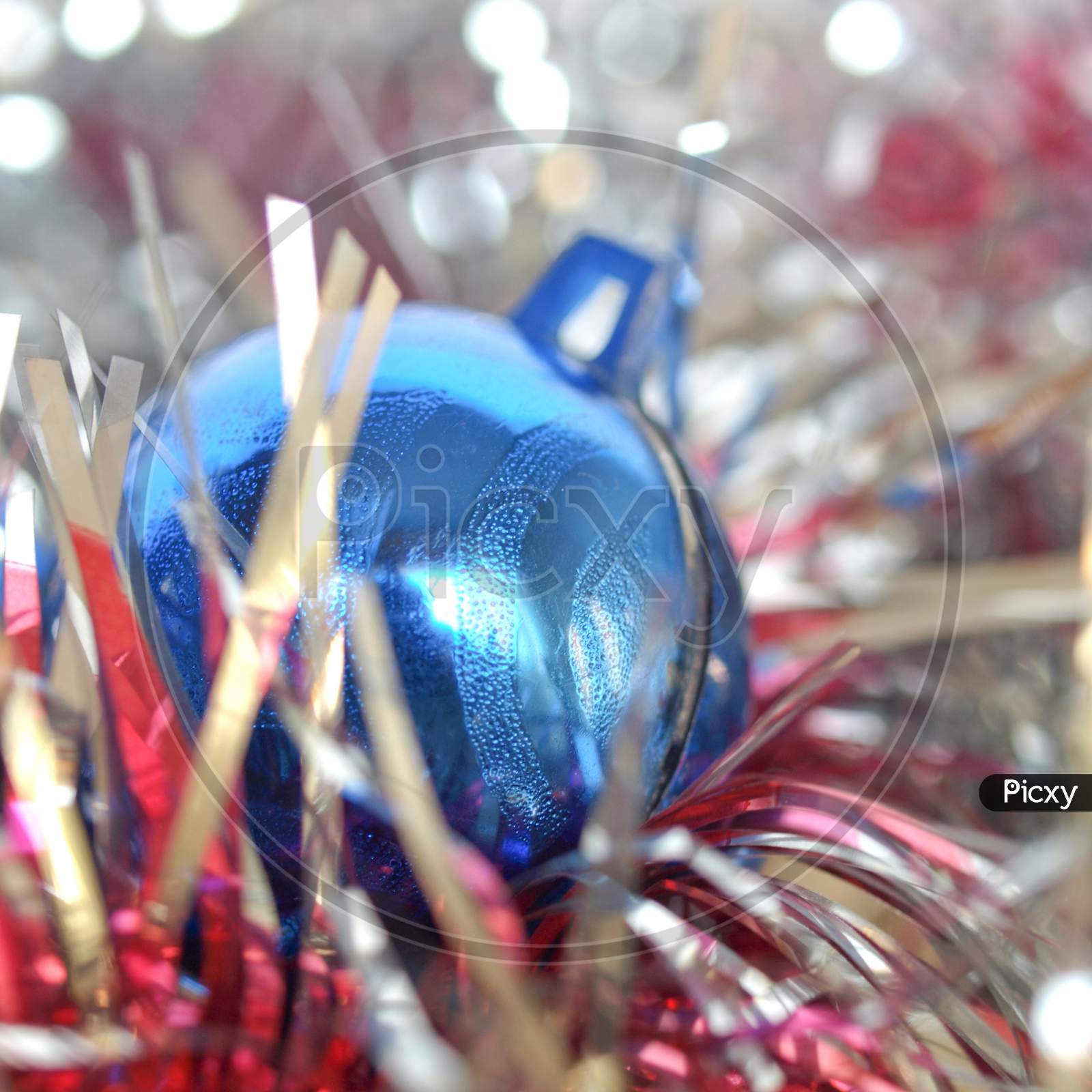 Image of Tinsel And BaublesZA135296Picxy