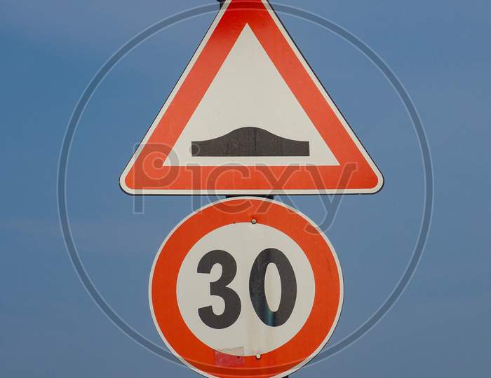 Speed Bump Hump Sign