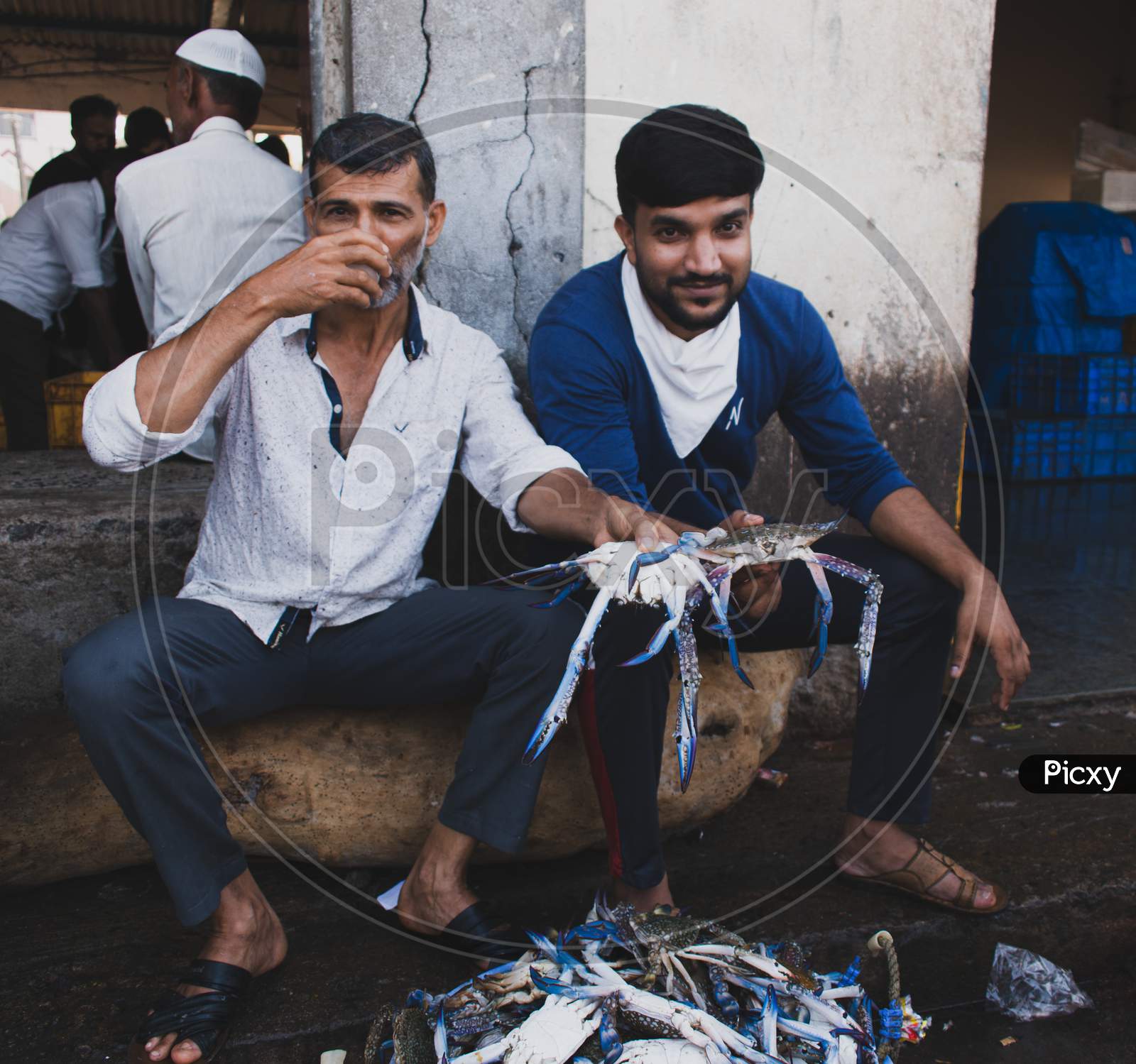 "Mangalore, Karnataka,India-April 1St 2021:Indian Fishermen Holding Gaint Chesapeake Bluecrab In Their Hand For Sale.