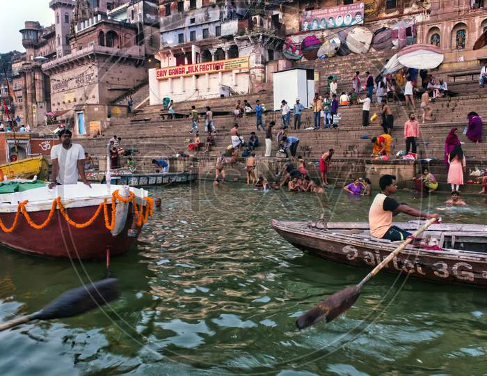 Varanasi, India - March 16, 2019: Bunch Of Wooden Boats At River Ganga Near Dashashwamedh Ghat In Morning. Ancient Architecture Of City In The State Of Uttar Pradesh.