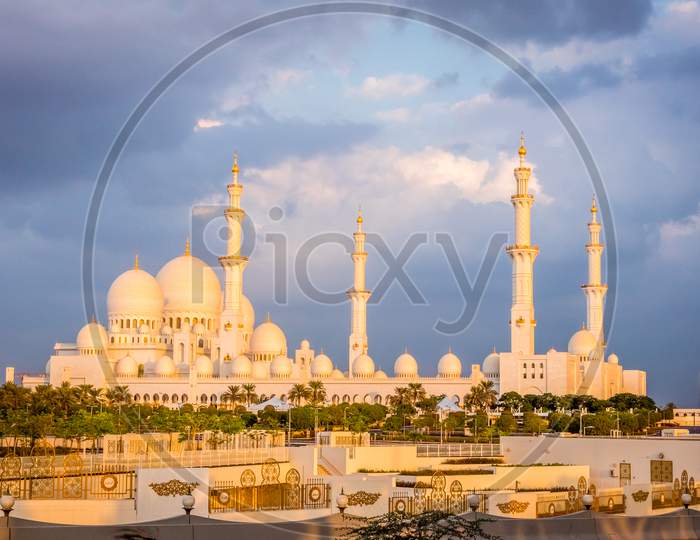 Capital Of Uae, Abu Dhabi 2 May 2021 : Sheikh Zayed Grand Mosque Before Sunrise View, One Of The Beautiful And Largest Masjid Located At Middle East.
