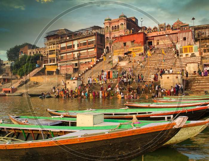 Varanasi, India - November 01, 2016: Dashashwamedh Ghat Is The Main Ghat On The Ganga River In Uttar Pradesh. It Is Located Close To Vishwanath Temple. People Participating In Holy Rituals.