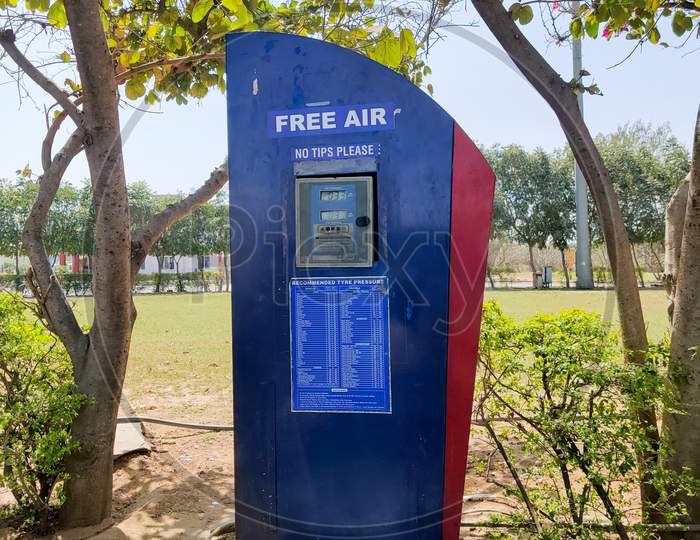 Free Air Filling Station At Hindustan Petroleum Pump Showing A Smart Way To Ensure Great Fuel Efficenty Average For Cars And Bikes Vehicles