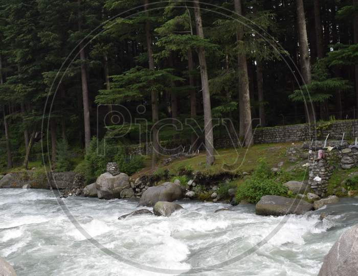 A picture of Beas river flowing in Manali.