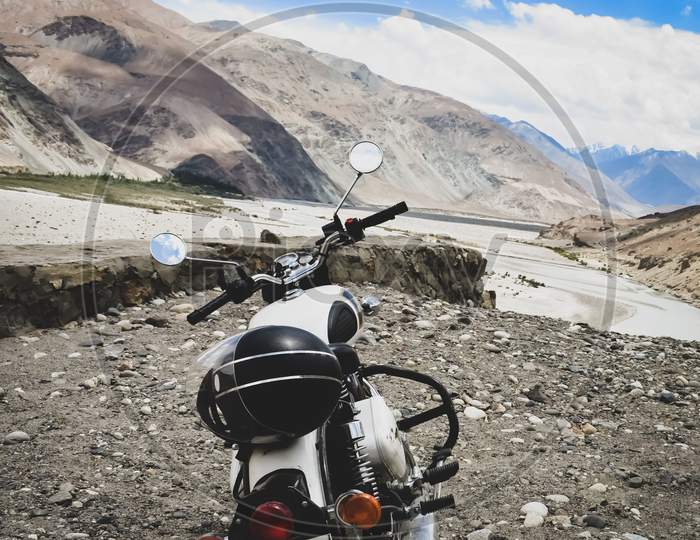 bike in ladakh valley