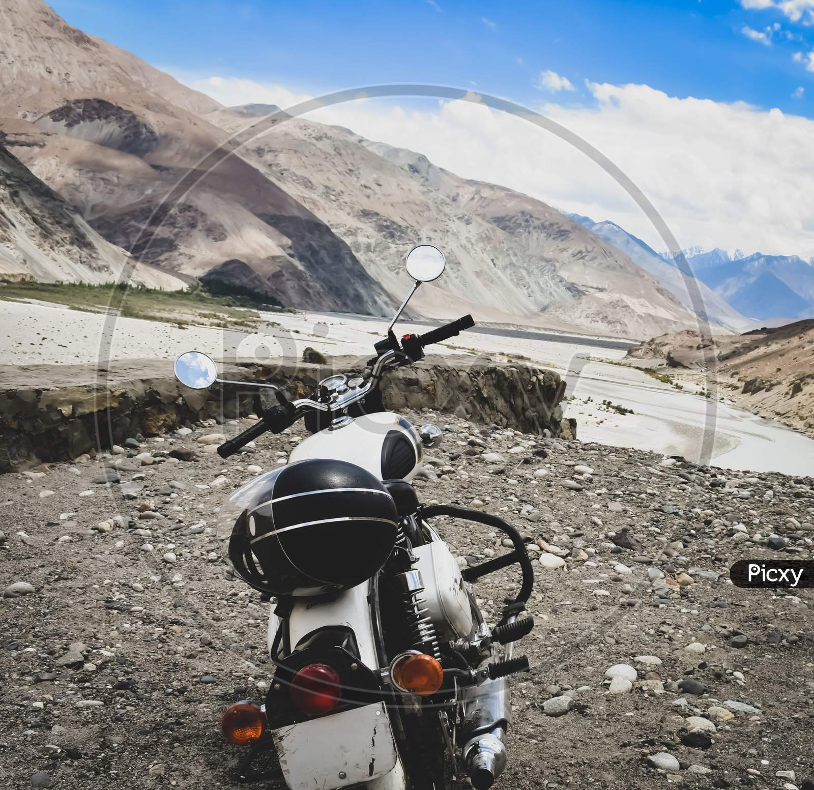 bike in ladakh valley
