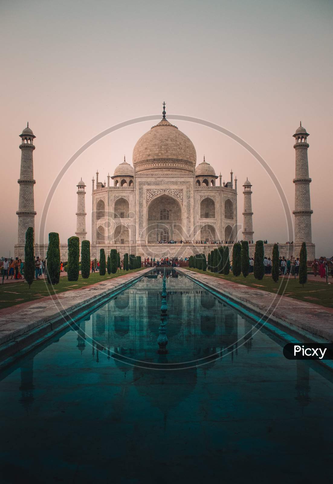 reflection of Taj Mahal in water